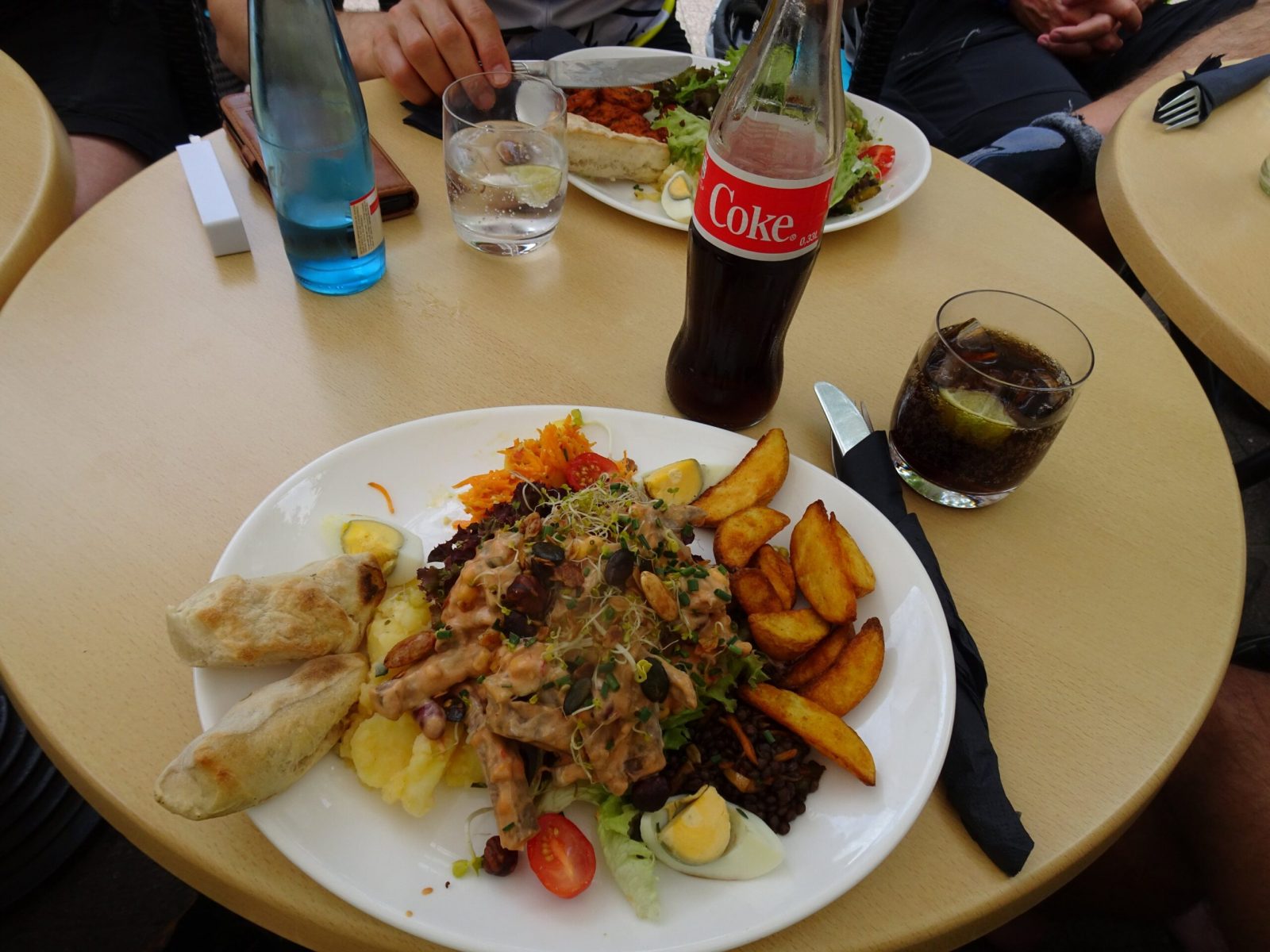 Leckere Salate zum Mittagessen gab's beim Platzhirsch