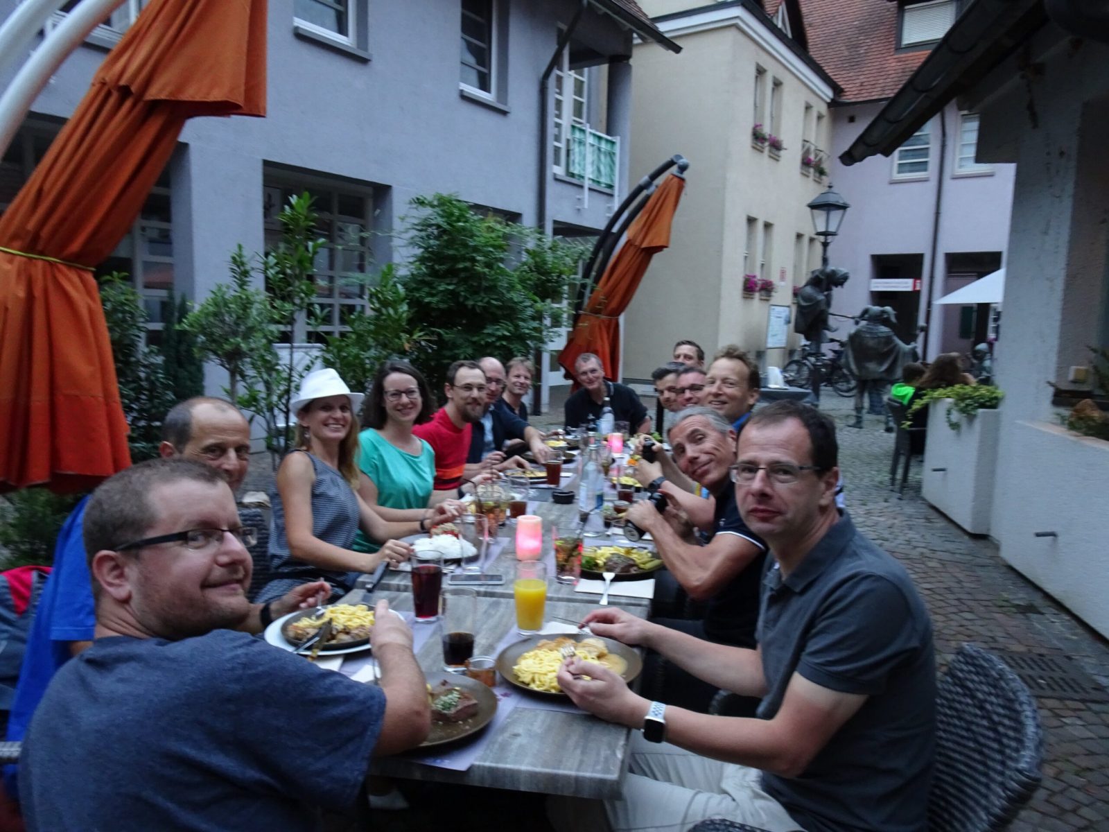 Hungrige Löwen bei der Fütterung!