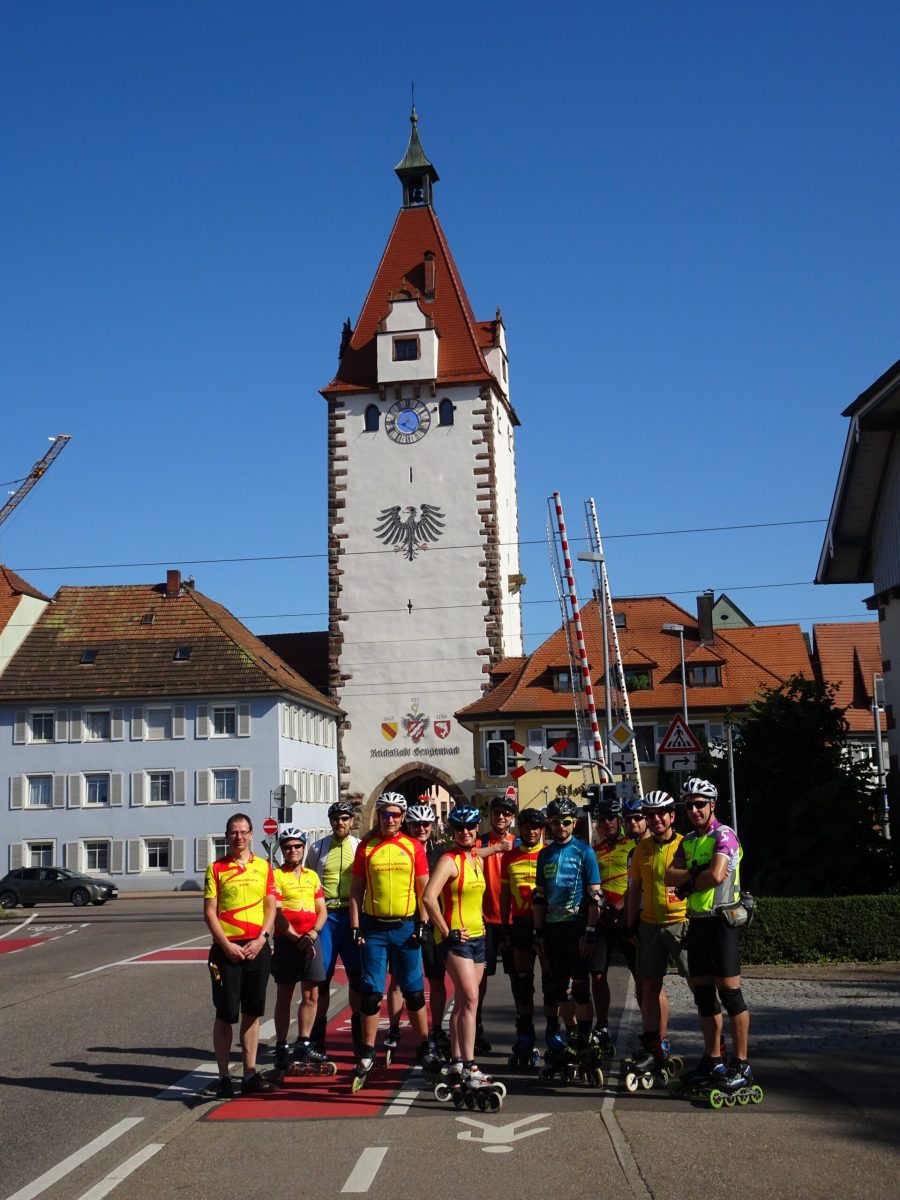 Kurzer Fotostop vor dem Kinzigtorturm zum Start in den zweiten Tag
